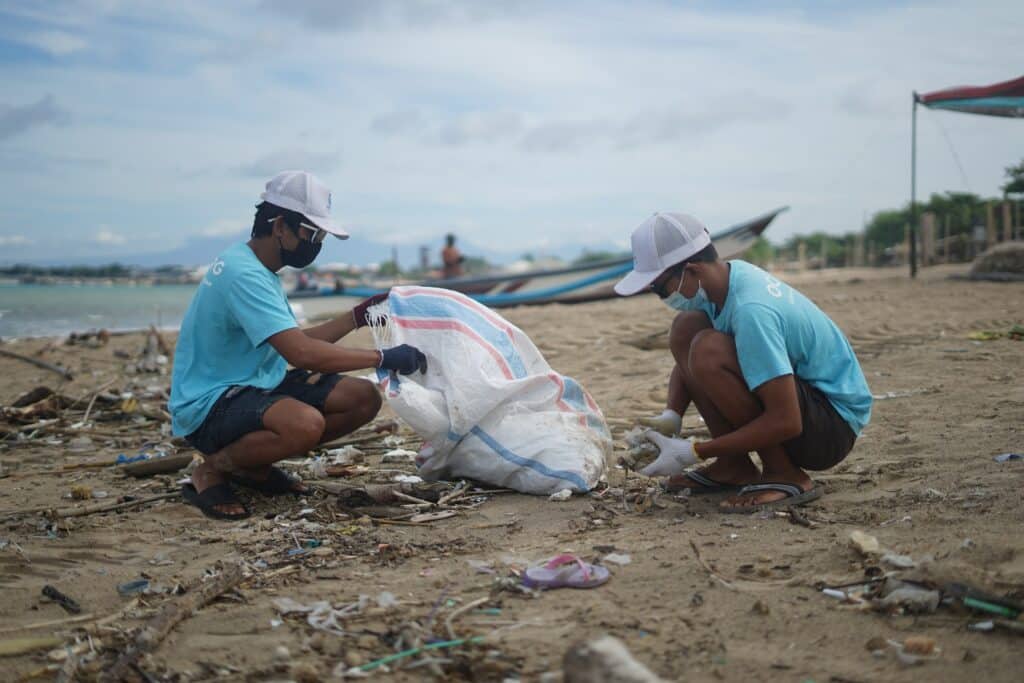 voluntourism cleaning up the beach